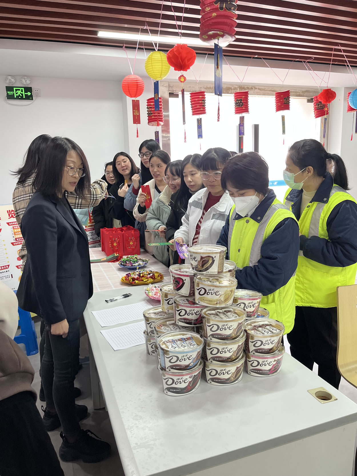 2023年2月，工会举办的元宵节猜灯谜活动