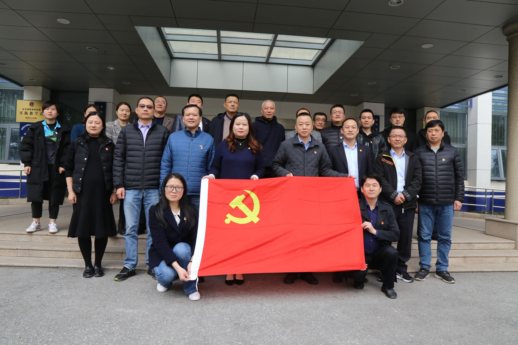 2021年3月，五彩堂港党支部与滨江派出所党支部开展支部共建活动