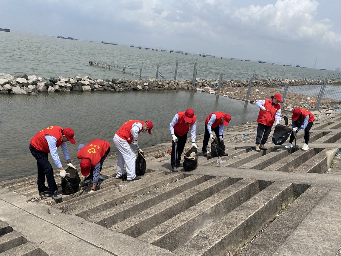 2021年4月，五彩堂港口党支部开展清理长江江岸生活垃圾和为节假日前堵塞路段司机爱心送水活动