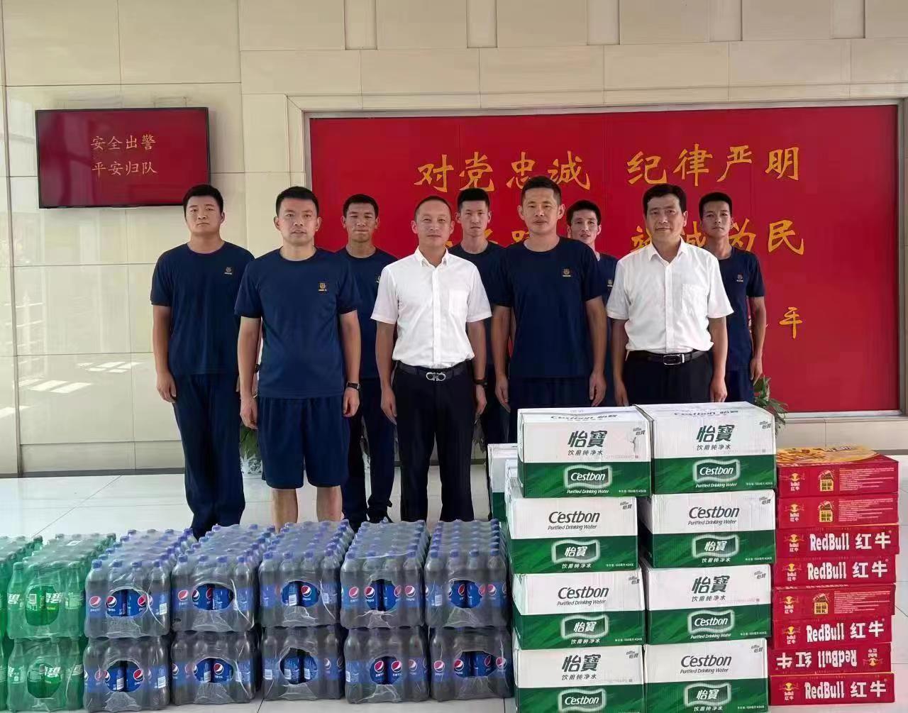 2022年7月，五彩堂港口党支部组织开展慰问滨江消防救援站官兵活动