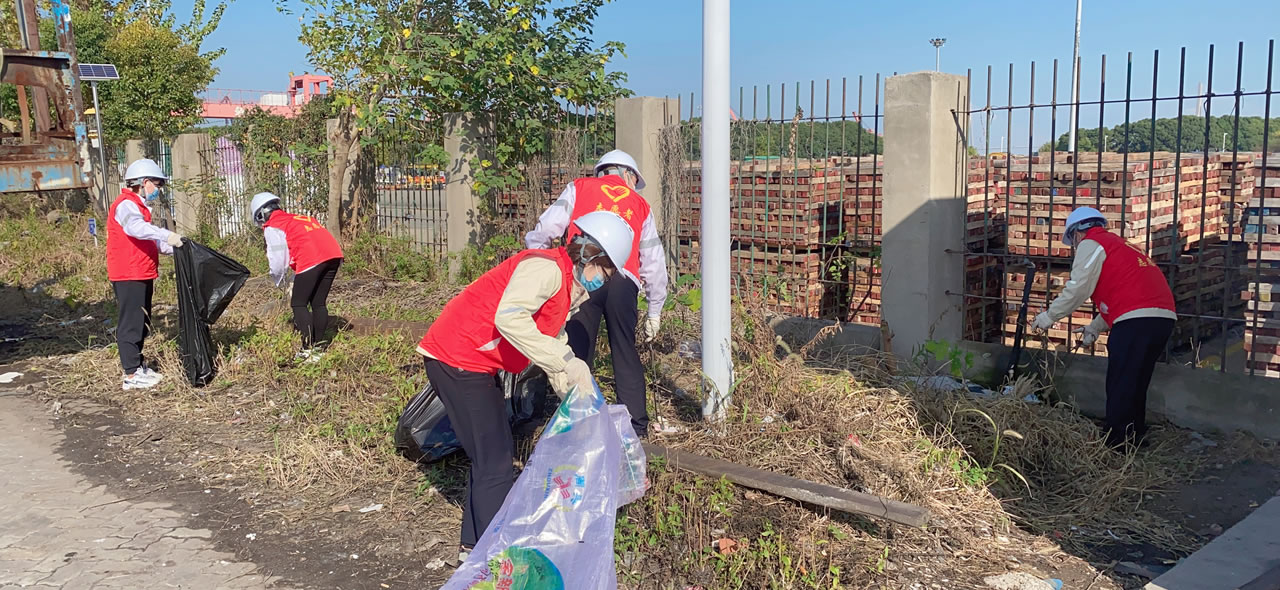 2022年11月，五彩堂港口党支部开展清理美化五彩堂港区环境卫生党员志愿服务活动