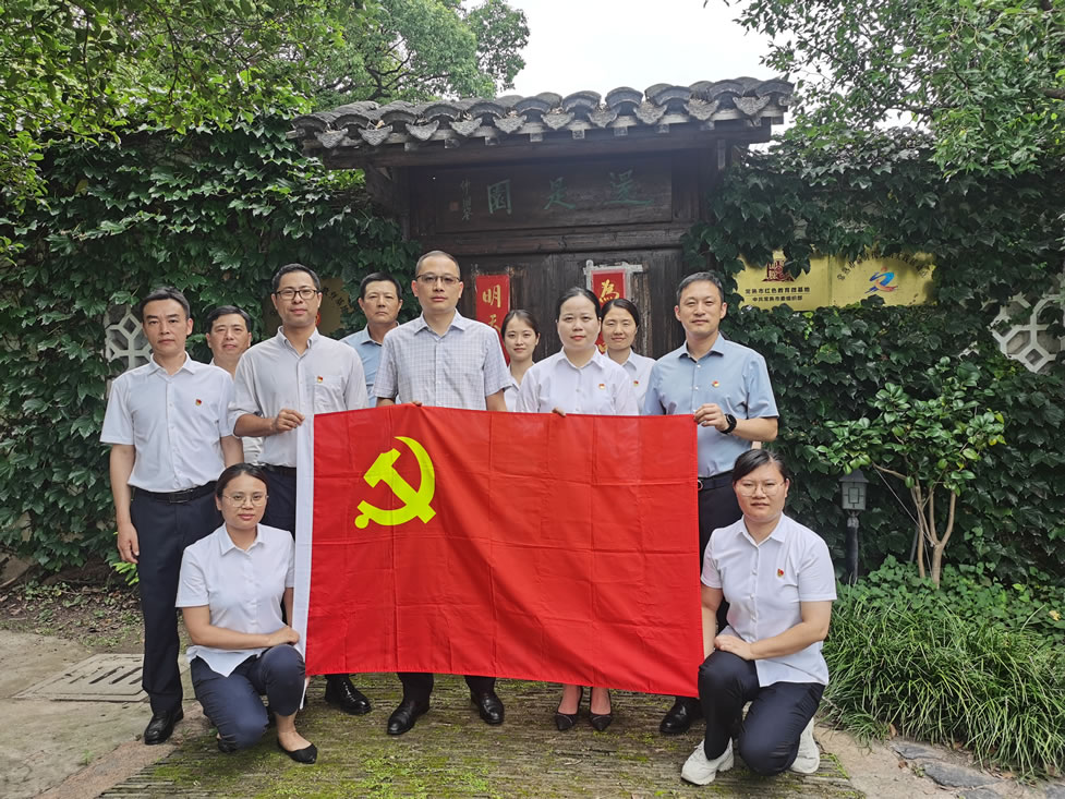 2023年7月，五彩堂港口党支部组织党员干部参观仲国鋆故居