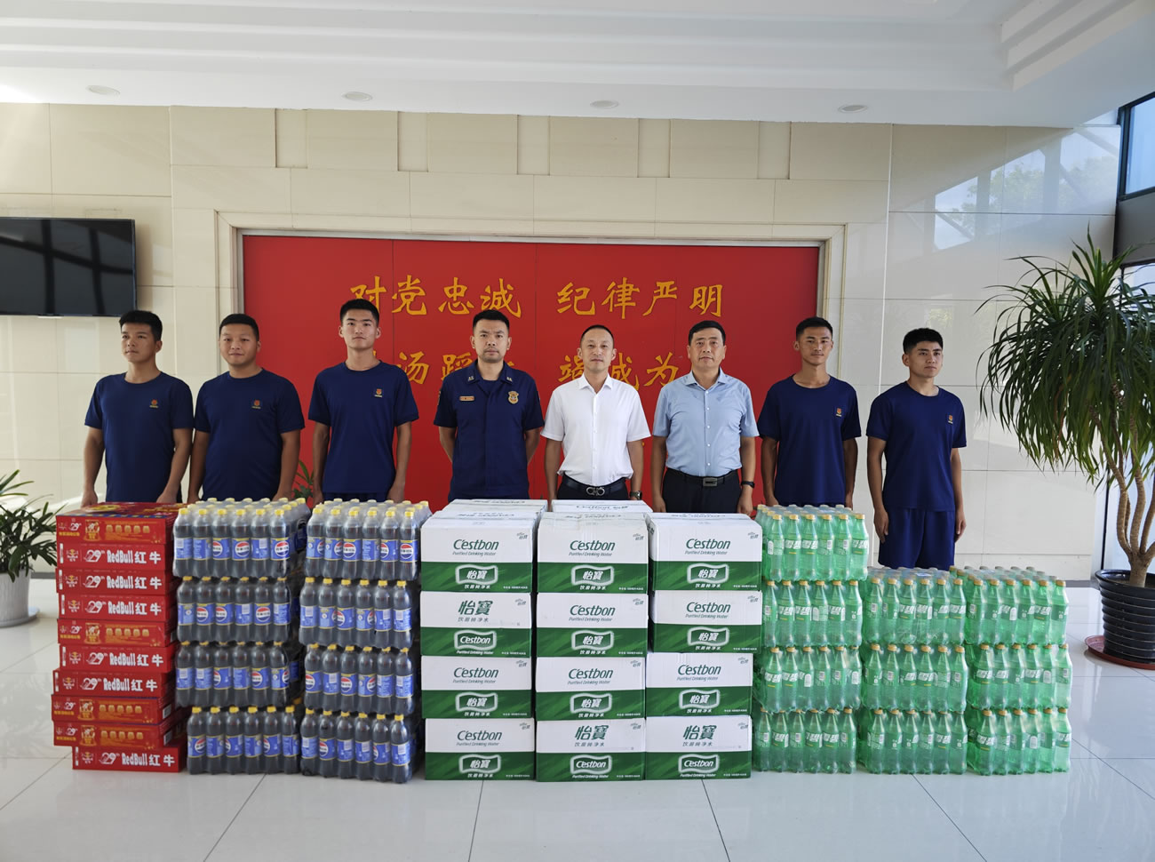 2024年7月，五彩堂港口党支部看望慰问滨江消防救援站官兵